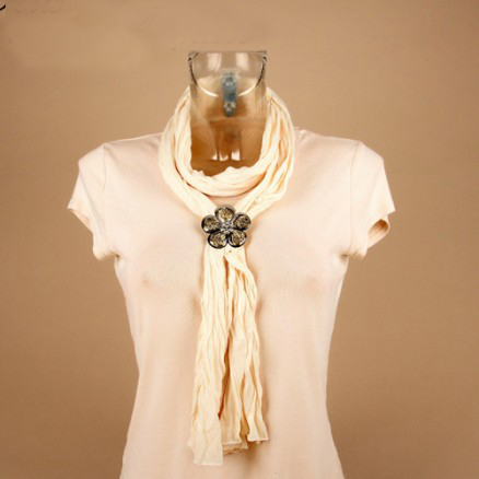 Foulard en viscose champagne avec bijou magnétique