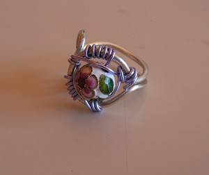 Bague en aluminium  et perle blanche en émail cloisonné